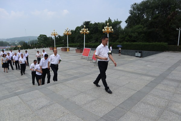 2.向革命先烈献花.JPG