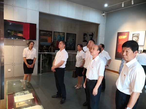4.参观纪念馆，聆听革命先烈英勇事迹.jpg