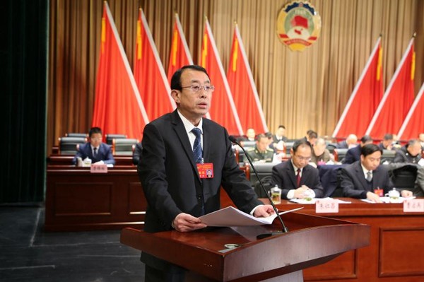 县政协主席候选人、县政协党组副书记、县政协十一届一次会议主席团常务主席常昕向大会报告工作.JPG