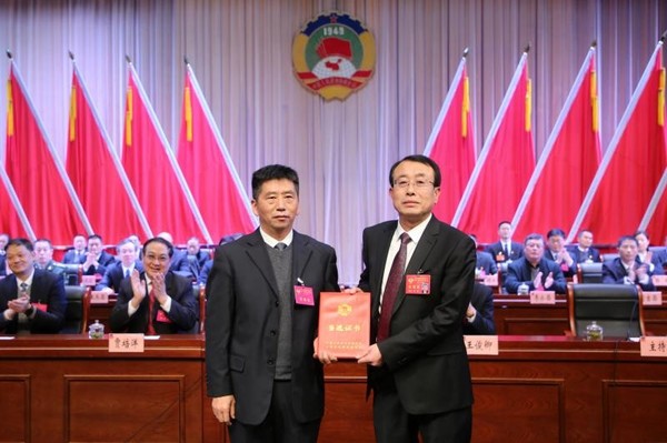 县委书记朱林向新当选的县政协主席常昕颁发当选证书