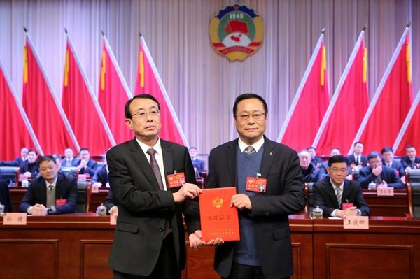 县政协主席常昕向新当选县政协副主席杜传来颁发当选证书