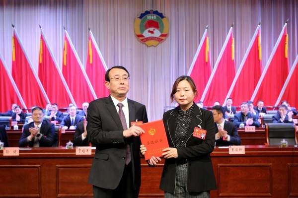 县政协主席常昕向新当选的县政协副主席印玲玲颁发当选证书