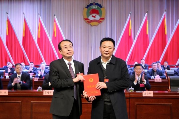 县政协主席常昕向新当选的县政协副主席陈宗明颁发当选证书