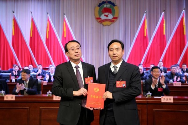 县政协主席常昕向新当选的县政协副主席曹启兵颁发当选证书