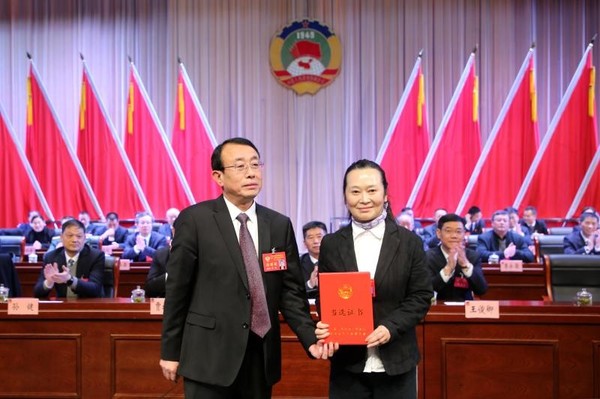 县政协主席常昕向新当选的县政协副主席朱瑞颁发当选证书