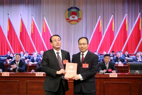 县政协主席常昕向新当选的县政协秘书长朱仁昌颁发当选证书