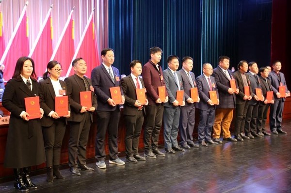 在主席台前排就坐的领导向十一届县政协常委颁发当选证书