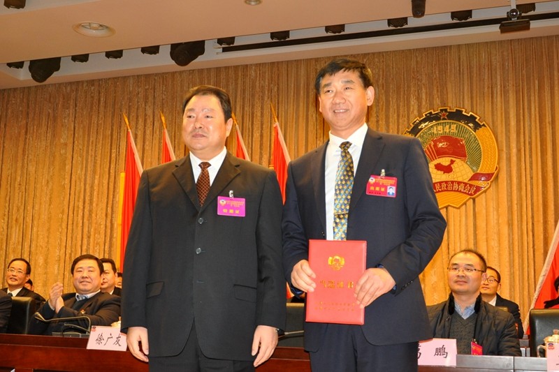 04县委书记杨德义为新当选的县政协主席王从尚颁发证书_副本.jpg