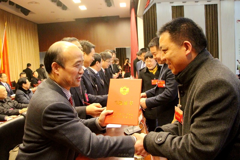 05县领导为新当选常委颁发证书_副本.jpg