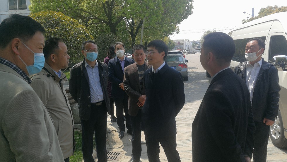 2.在安徽德力日用玻璃股份有限公司听取公司董事长施卫东介绍外贸进出口情况.jpg