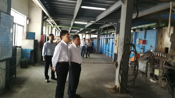在凤阳华众玻璃有限公司车间查看企业生产情况.jpg