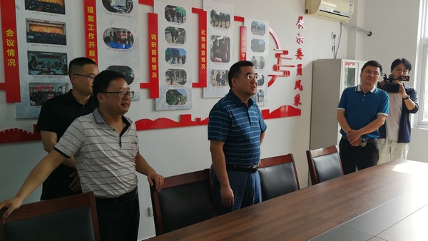 在大庙镇东陵村政协委员活动室参观.jpg