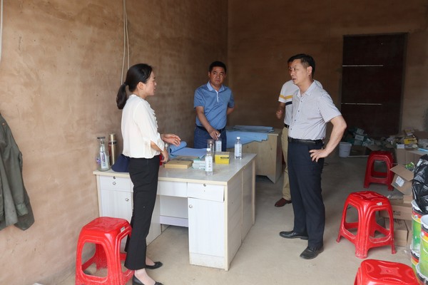 听取殷涧镇政府主要负责人介绍凤阳山中心村美丽乡村建设情况介绍.JPG