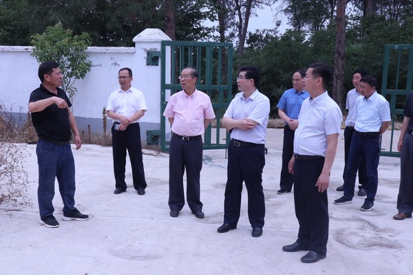 在殷涧镇宋集村听取秸秆综合利用工程介绍.JPG