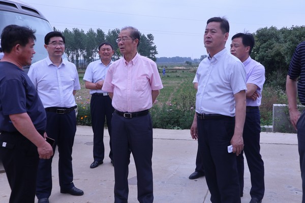 在总铺镇鹿塘村听取农田水利最后一公里情况介绍.JPG