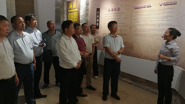 在大包干纪念馆参观.jpg