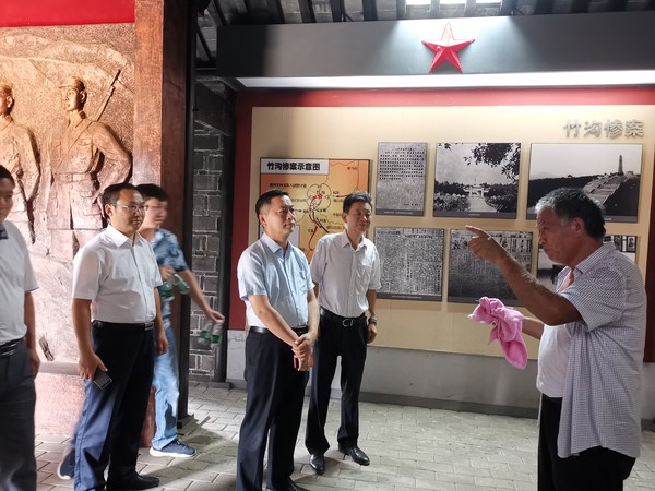 2在中共中央中原局第三次会议旧址听取革命历史事迹介绍.jpg