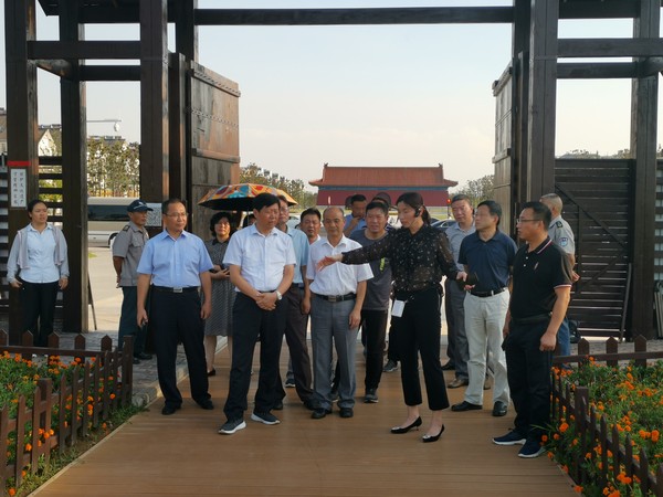 考察明中都皇故城国家考古遗址公园.jpg